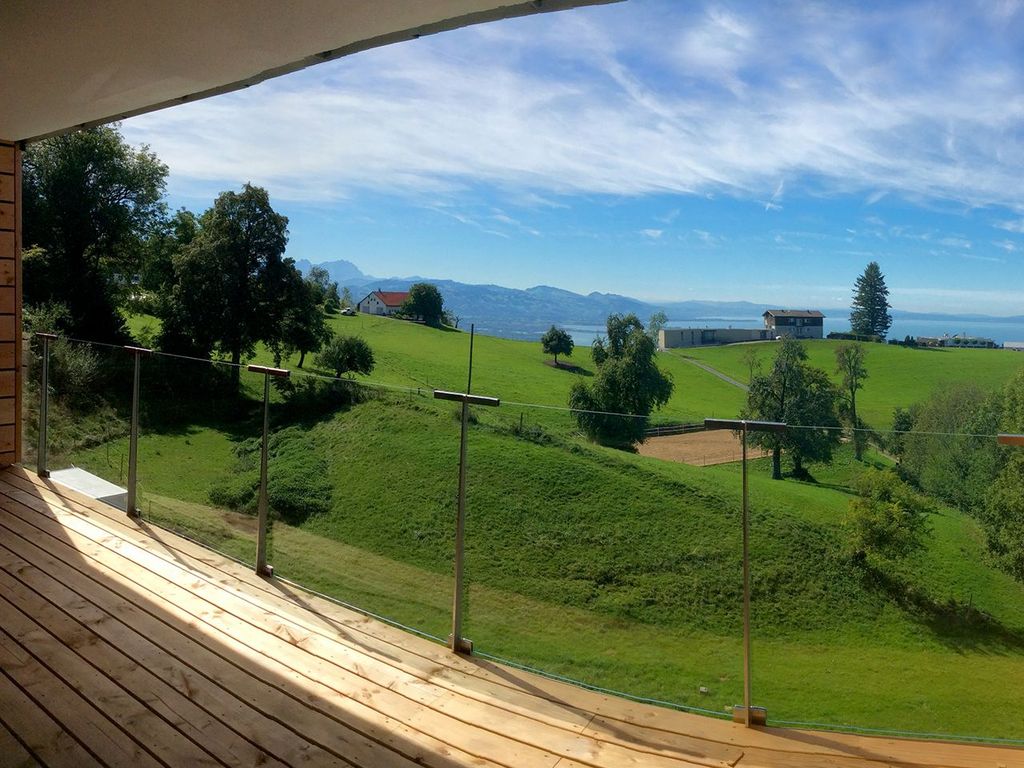 Blick auf den Bodensee mit Schweizer Bergkulisse