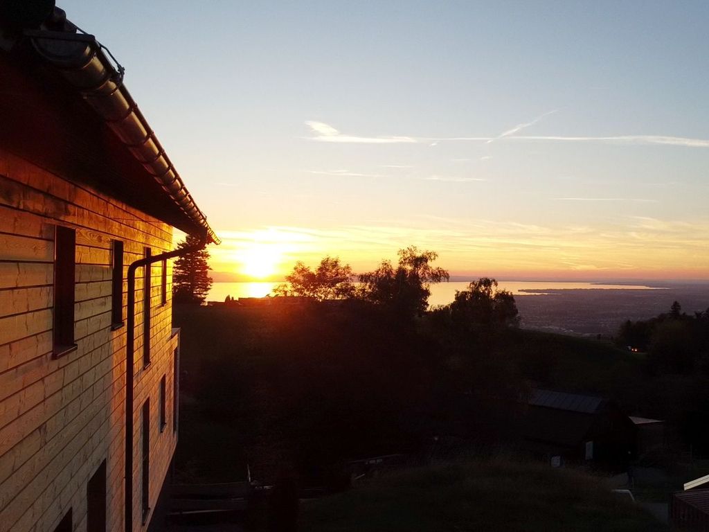 Eichen-Chalet am Abend: Sonnenuntergang über dem Bodensee