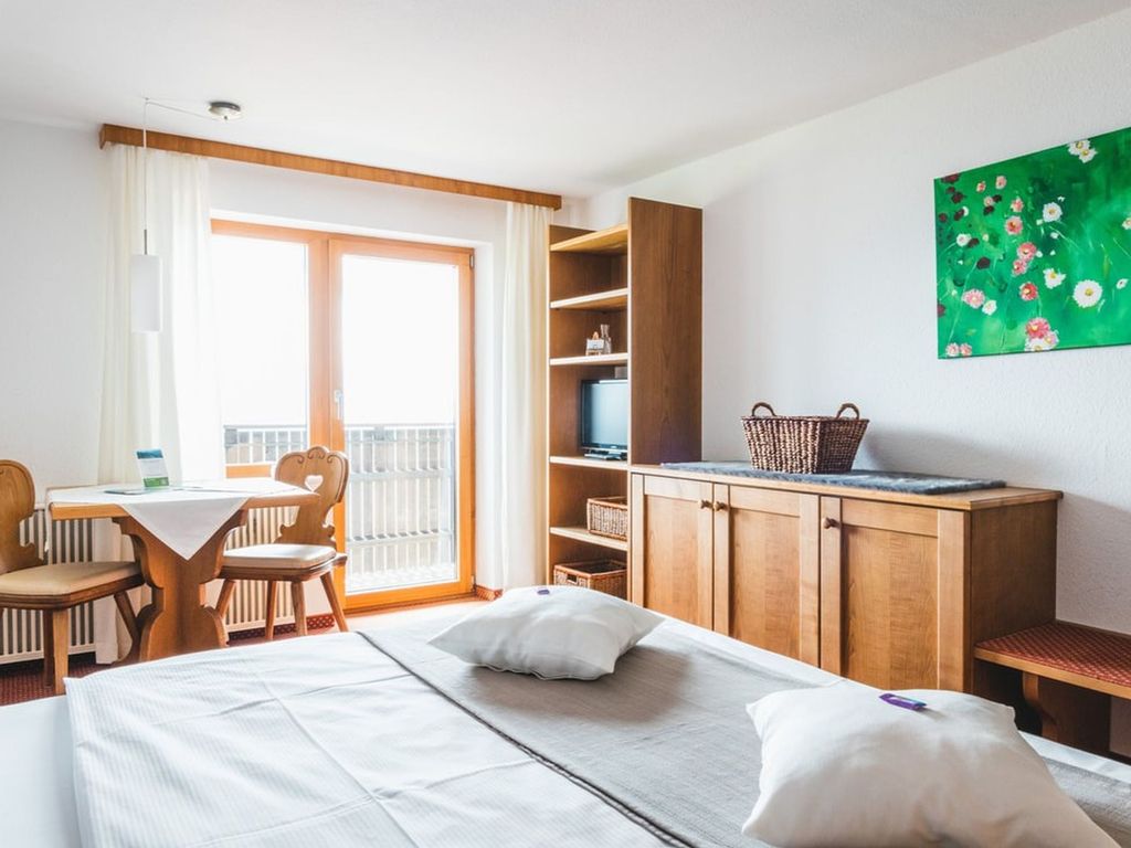 Familienzimmer mit kleiner Küche und Balkon