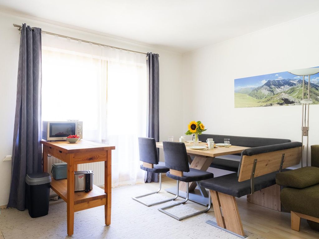 Sitzecke mit Tisch in der Wohnküche
