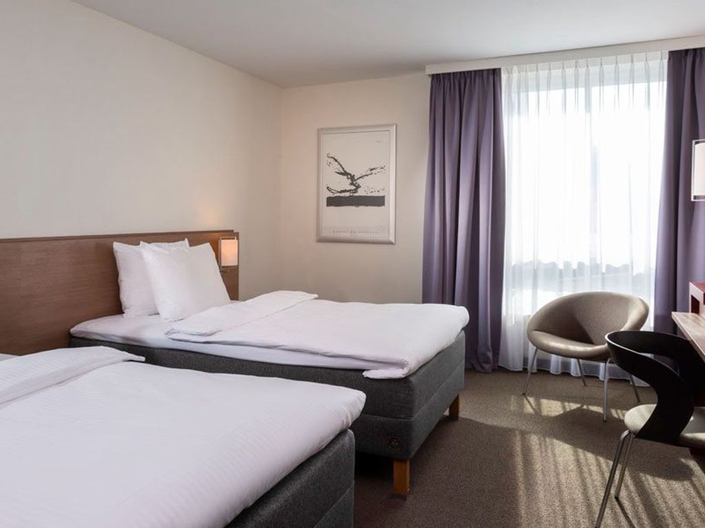 Helles Zweibettzimmer