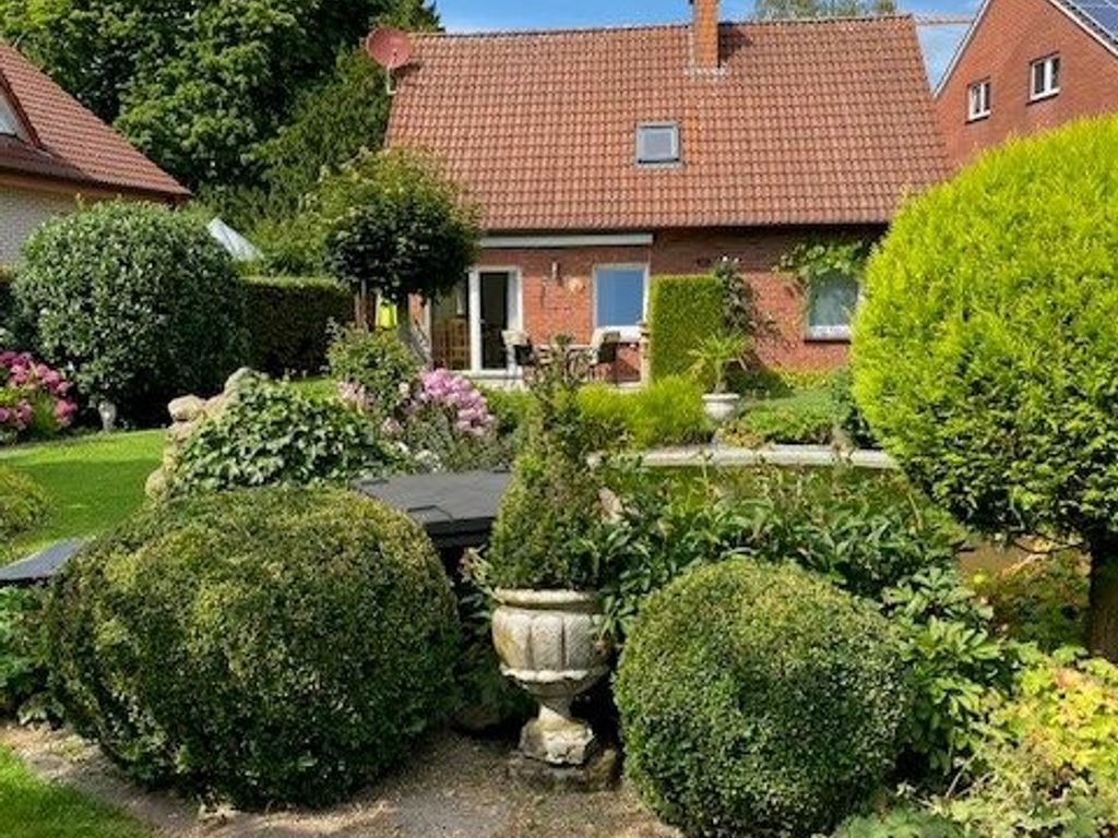 Grüner, gepflegter Garten mit Teich