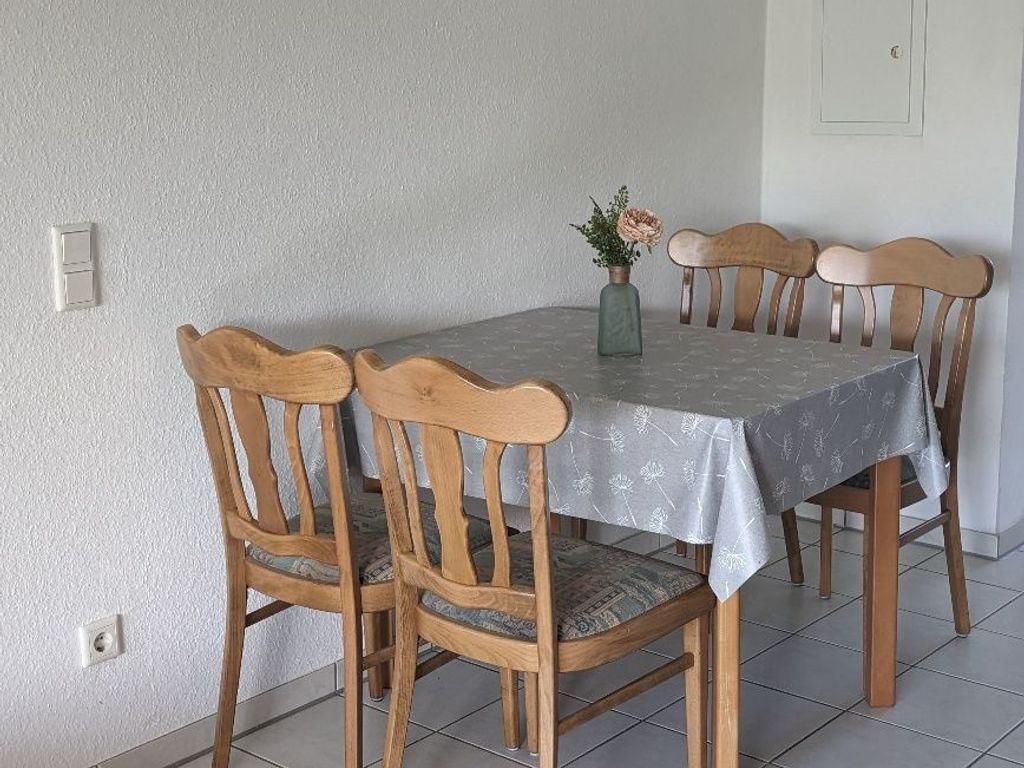 gemütlicher Esstisch im Wohnraum