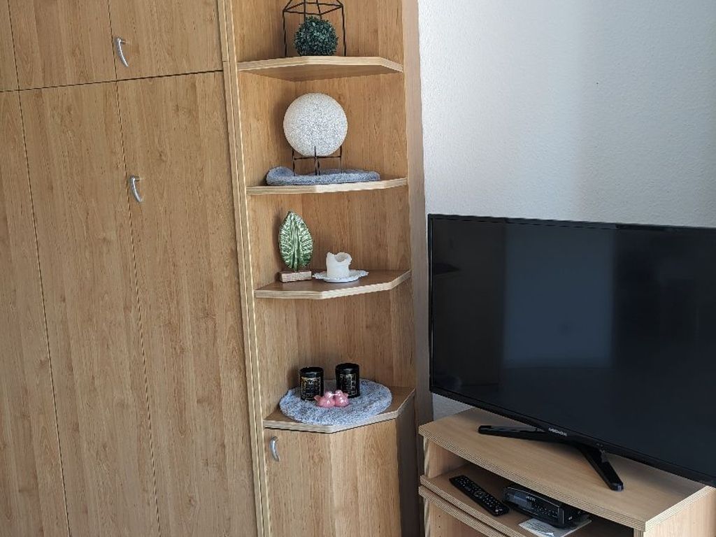 großer Schrank und Flachbild-TV im Wohnraum