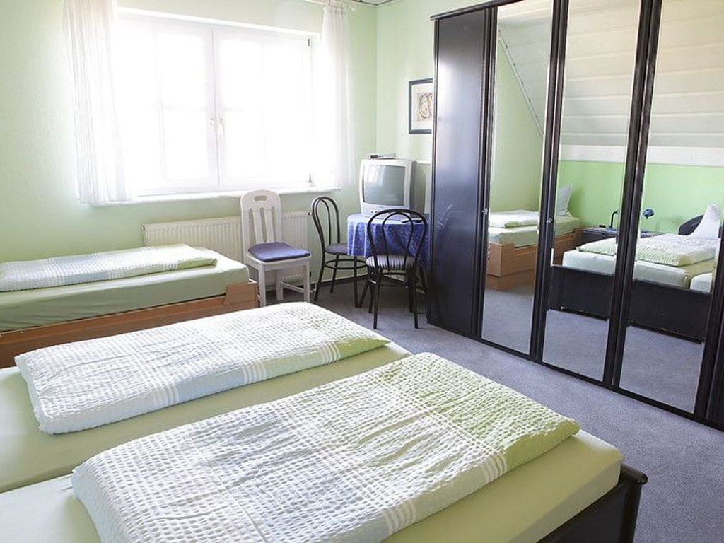 TV im Schlafzimmer der Ferienwohnung Kornblume