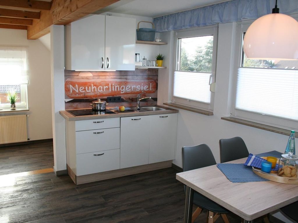 separate Küche mit Spülmaschine