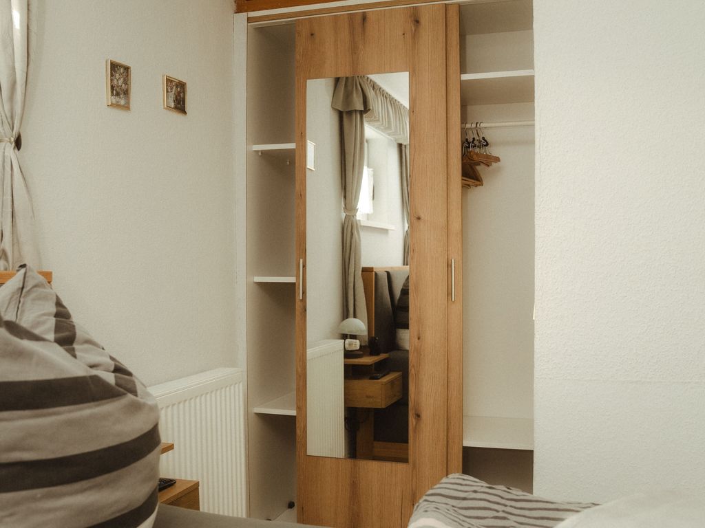 Kleiderschrank im Schlafzimmer