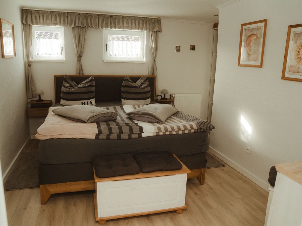 großes, gemütliches Boxspringbett im Schlafzimmer