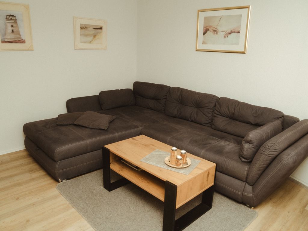 großes, gemütliches Sofa im Wohnzimmer