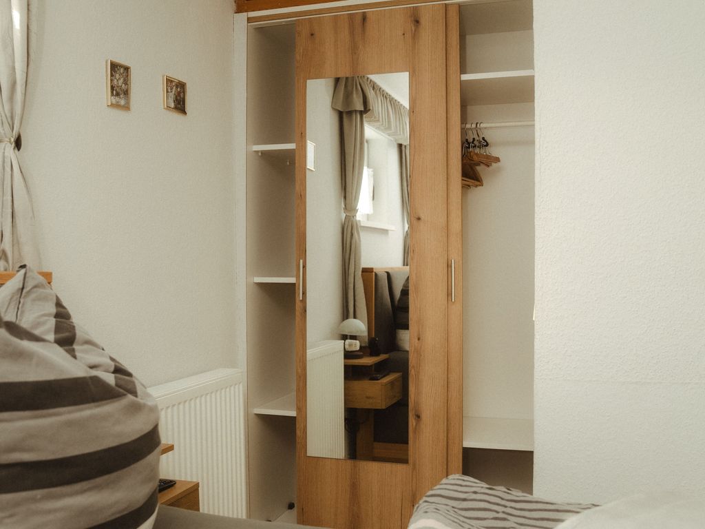 Kleiderschrank im Schlafzimmer