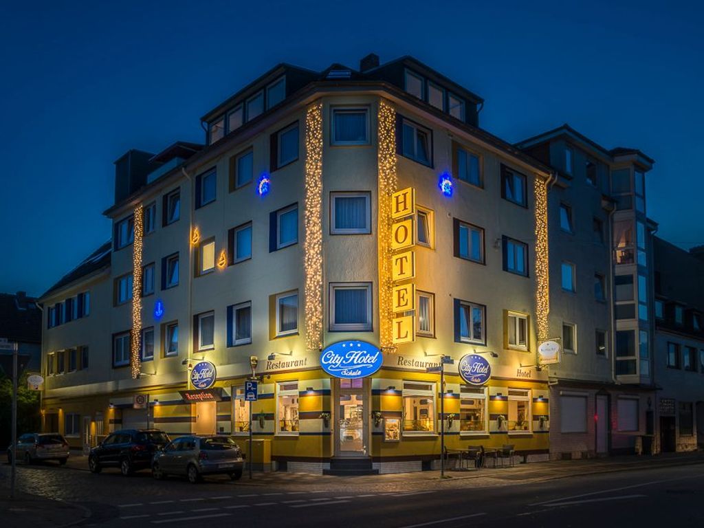City- Hotel bei Nacht