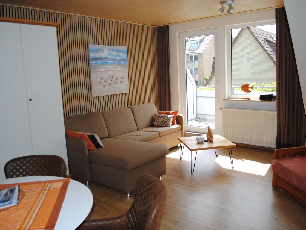 Wohnraum mit Zugang zum Balkon