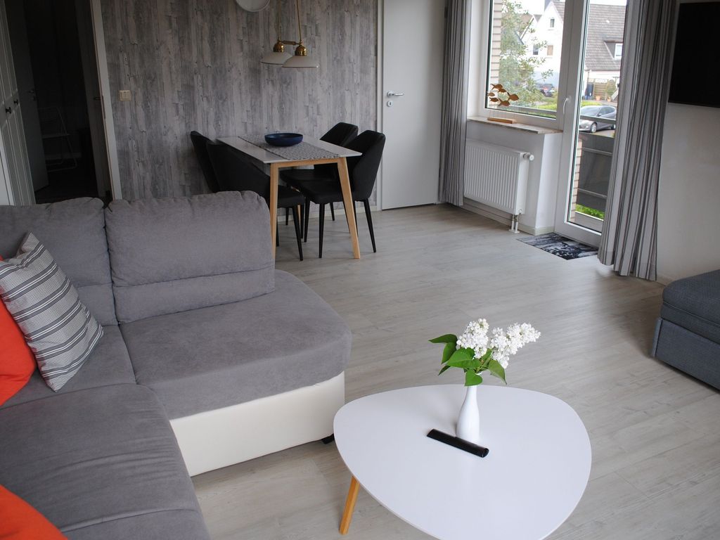 Wohnraum mit Zugang zum Balkon