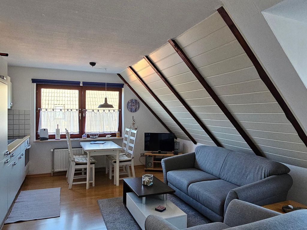Wohnzimmer mit Essbereich und offener Küche