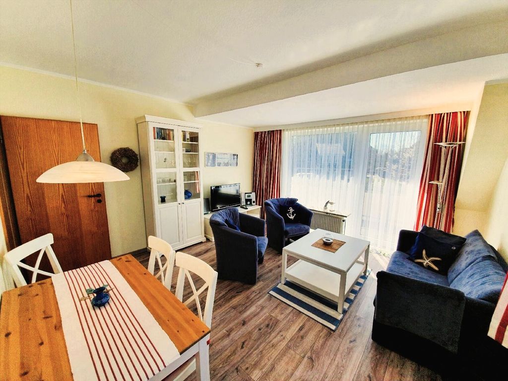 Wohnzimmer mit Zugang zum Balkon