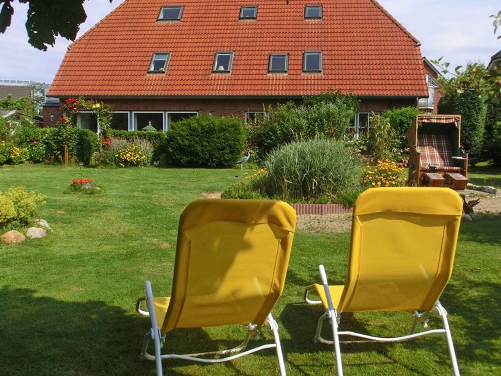 .. mit mehreren Strandkörben und Ruhezonen ..