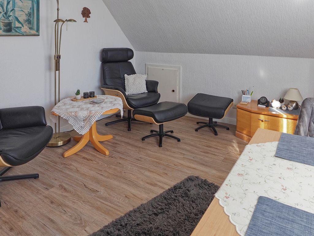 Wohnraum mit verstellbaren Fernsehsesseln