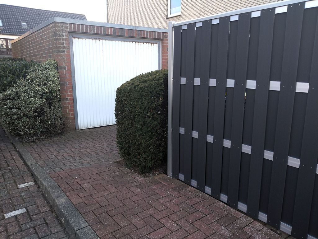 Außenbereich mit Garage für Fahrräder, Blauort