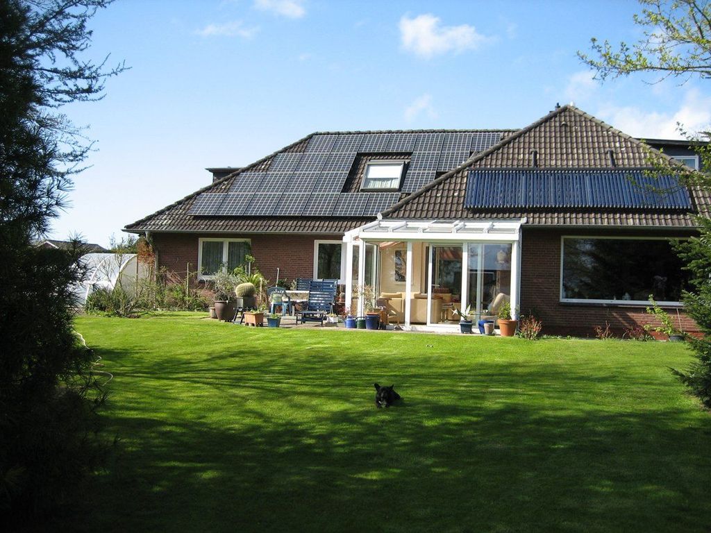 Hausansicht mit Garten Ferienwohnung Barbara Idekeit