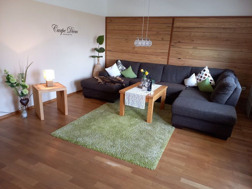 Großes gemütliches Wohnzimmer mit Balkon Wohnung Teichblick