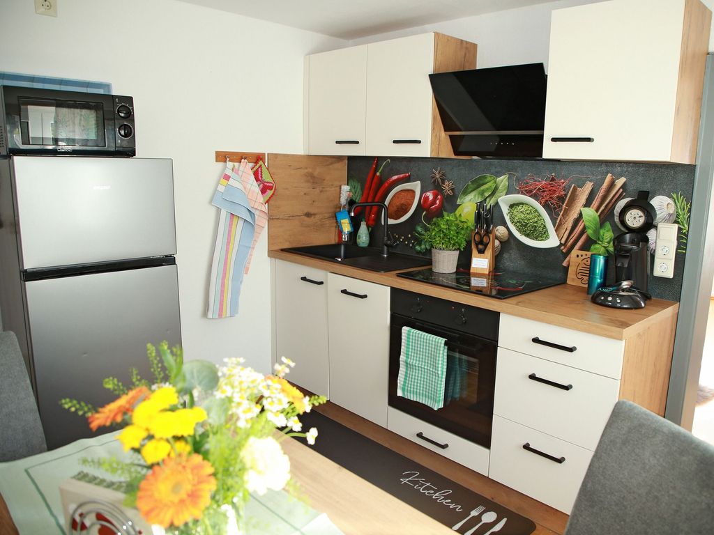 Küchenzeile mit Kühlschrank