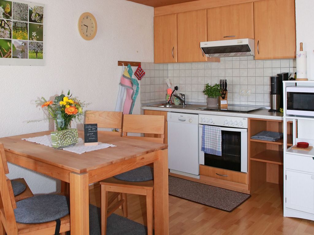 Küche mit Esstisch