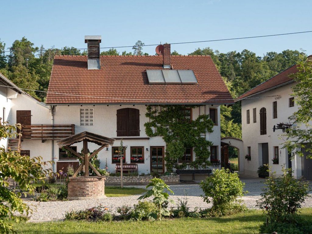 holzhauserhof_innenhof_tourismusverbandinn-salzach