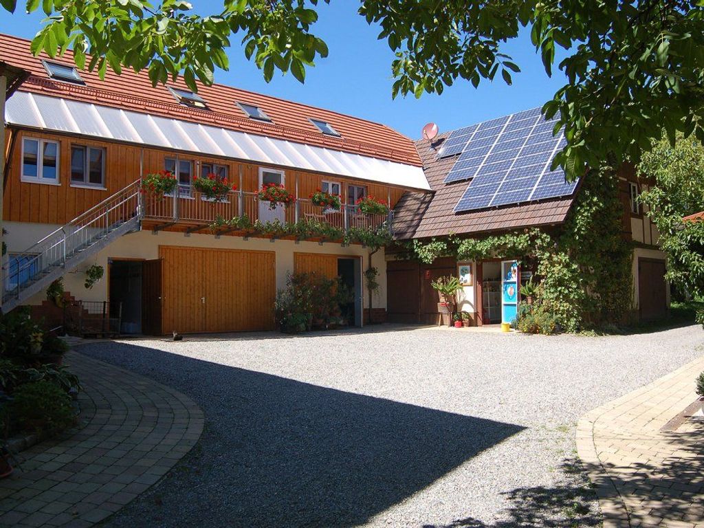 Hofansicht mit Blick zur groÃŸen Ferienwohnung