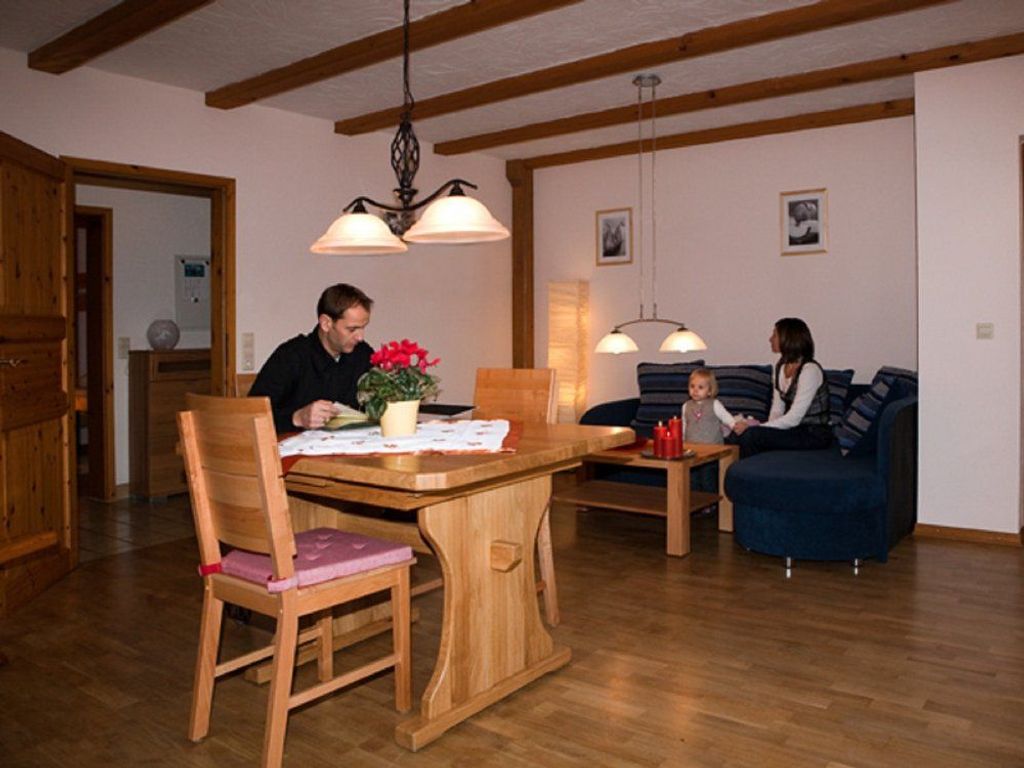 Esstisch und Couch im Wohnzimmer