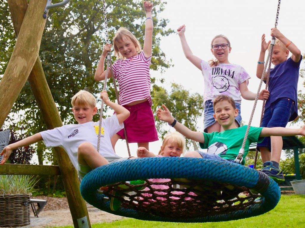 Spielen in der Netzschaukel auf dem Spielplatz