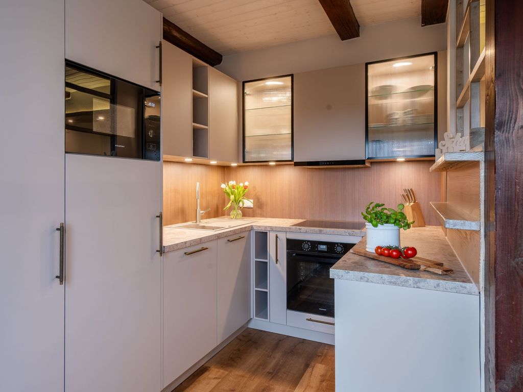 moderne Küche mit Spülmaschine, Backofen, Mikrowelle uvm. im Wattenläuper