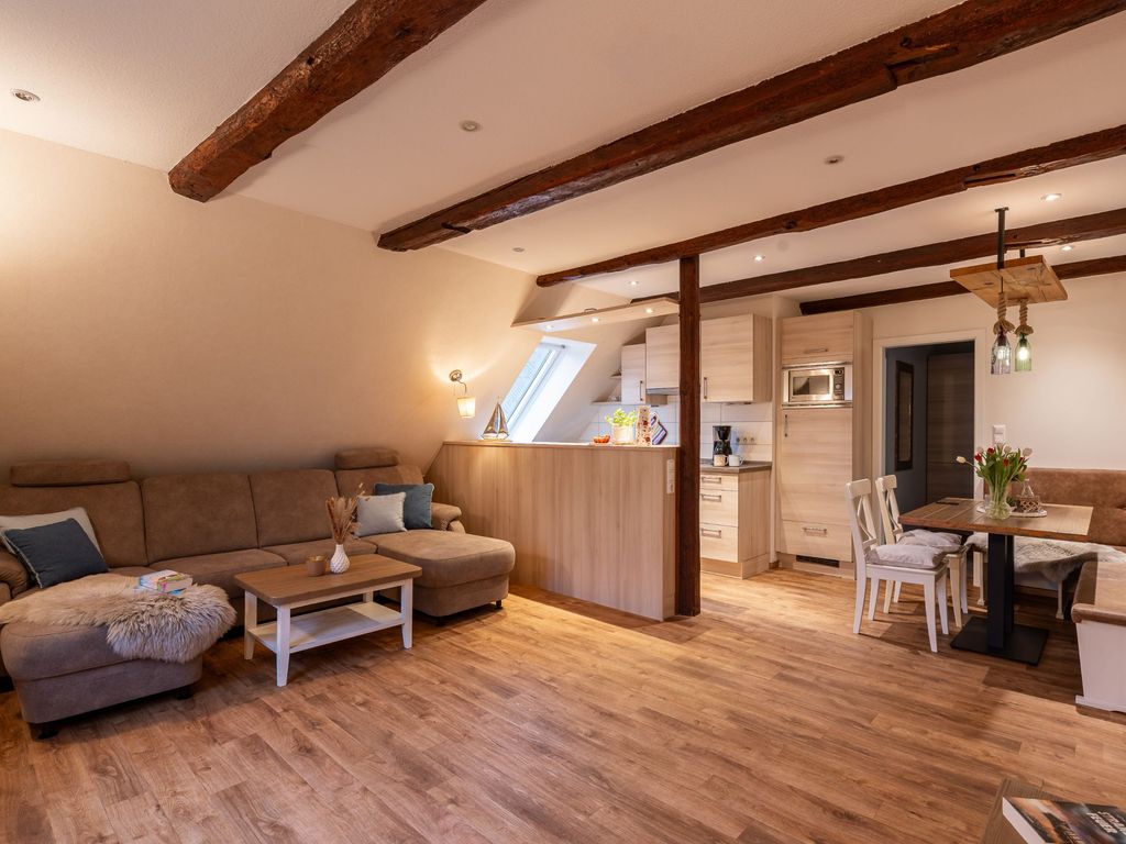 großer Wohnraum mit großem Kuschelsofa und TV-Wand