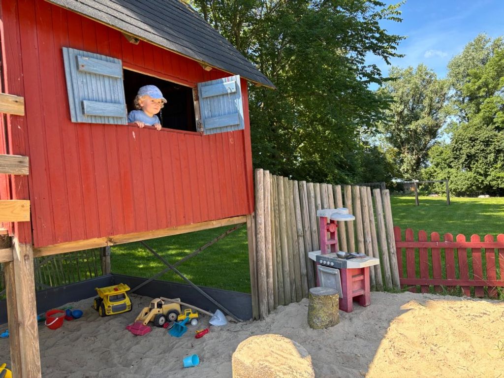 Ein Blick in die Ferne aus dem Spielhaus