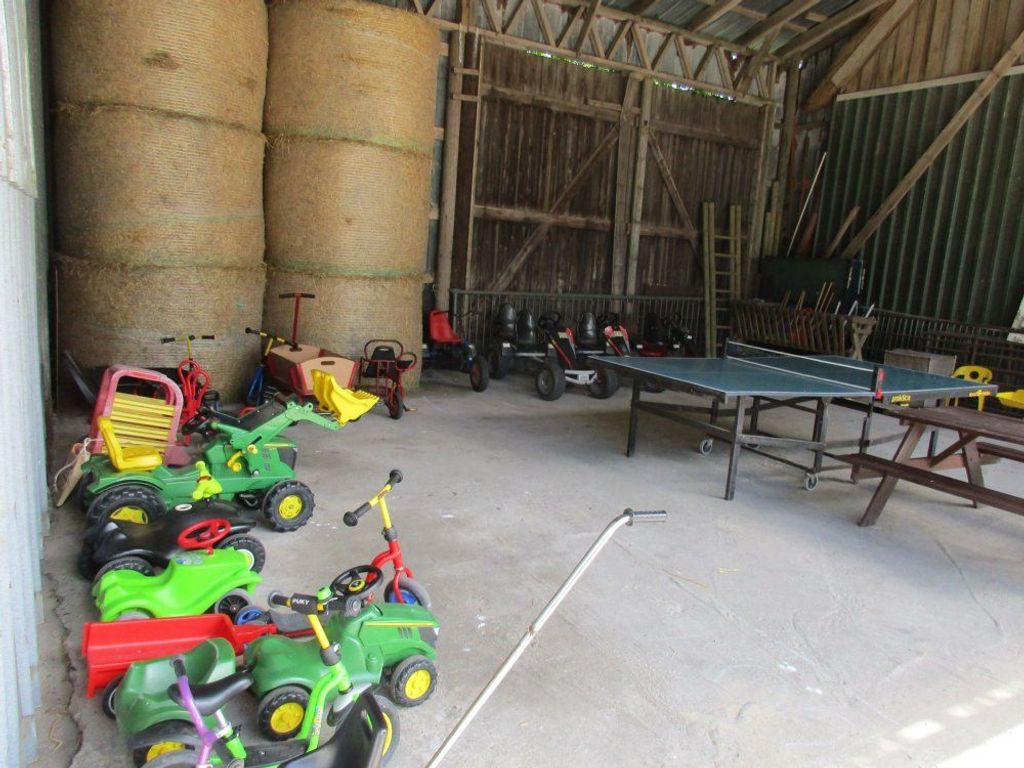 Viele Kinderfahrzeuge, Tischtennis