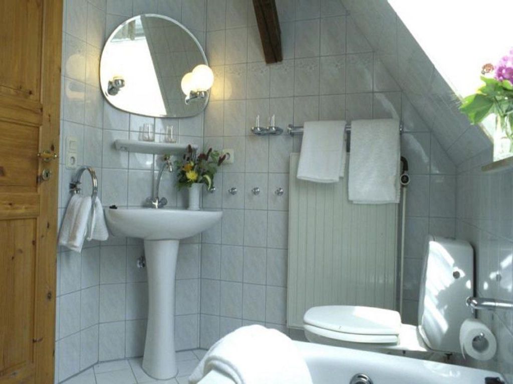 Op de Spieker Duschbad mit WC, Badewanne und Fenster