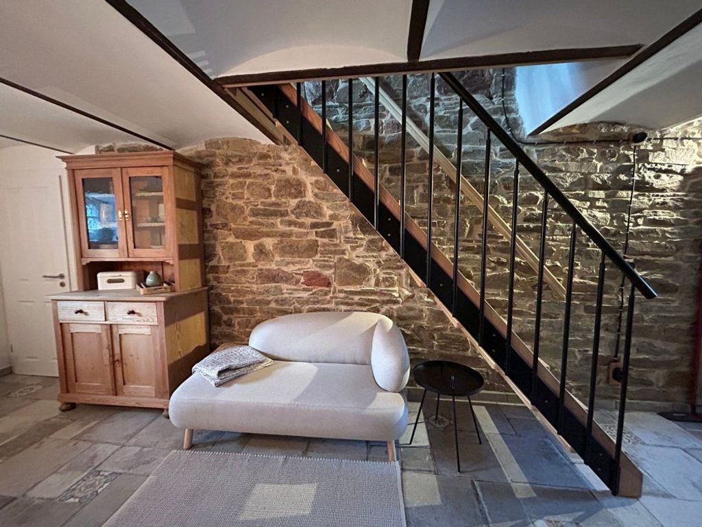 alter Küchenschrank, Couch, Treppe