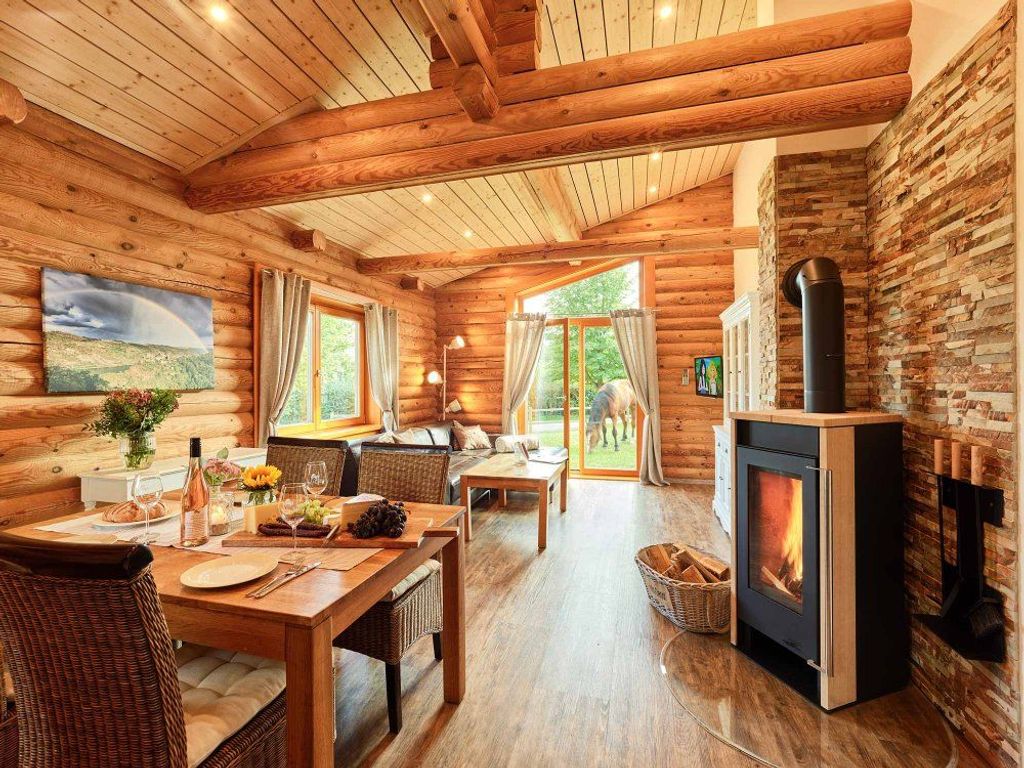 Ferienhaus Rheinstein: Wohnraum mit Kaminofen