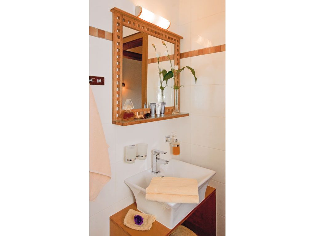 Helle Bäder in mediterranem Stil mit viel Holz und Terracotta