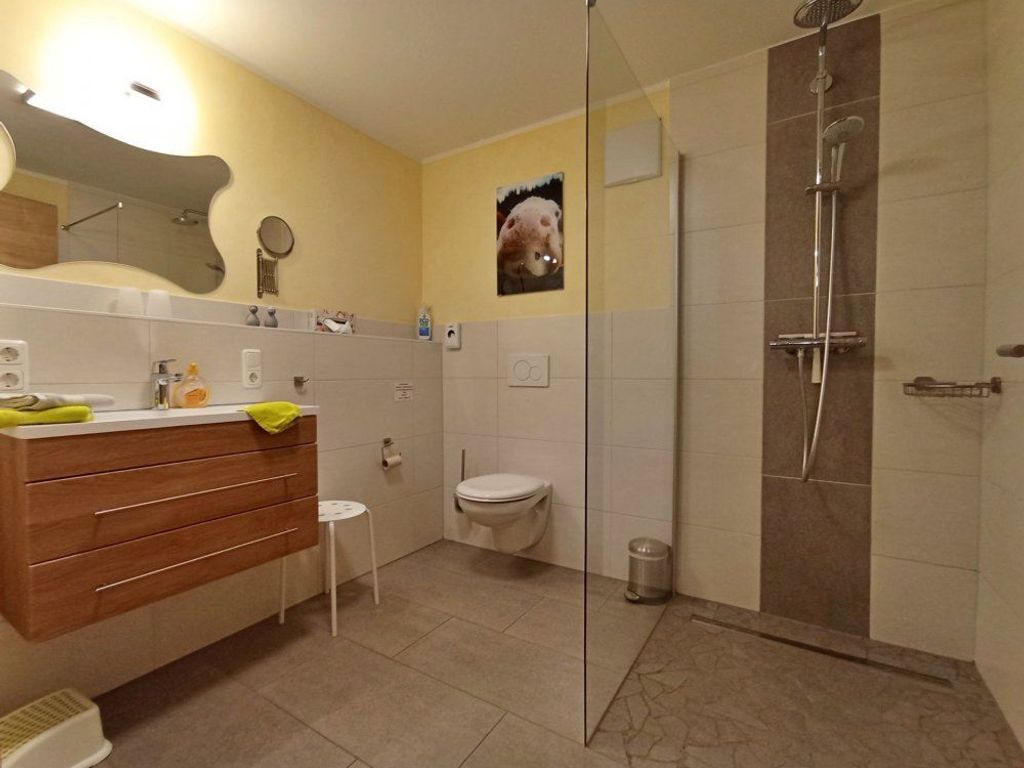 modernes Bad mit ebenerdiger Dusche