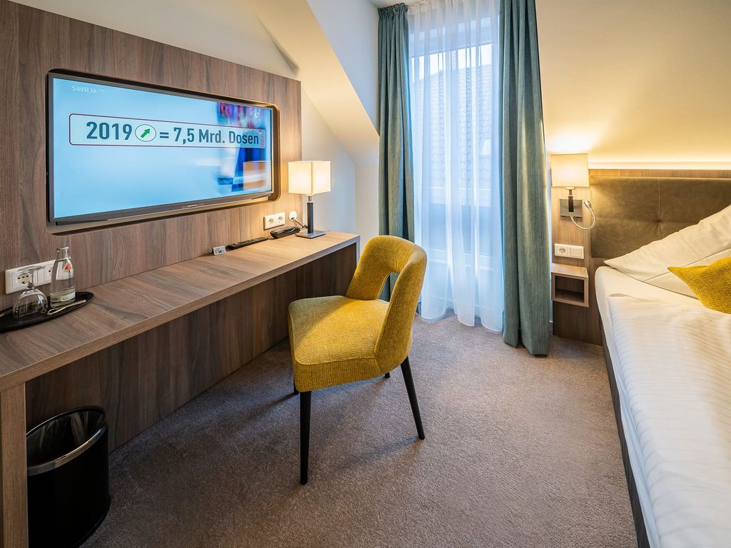 Schreibtisch und Flat-Screen-TV im Einzelzimmer Comfort Hotel Meyerink in Vreden