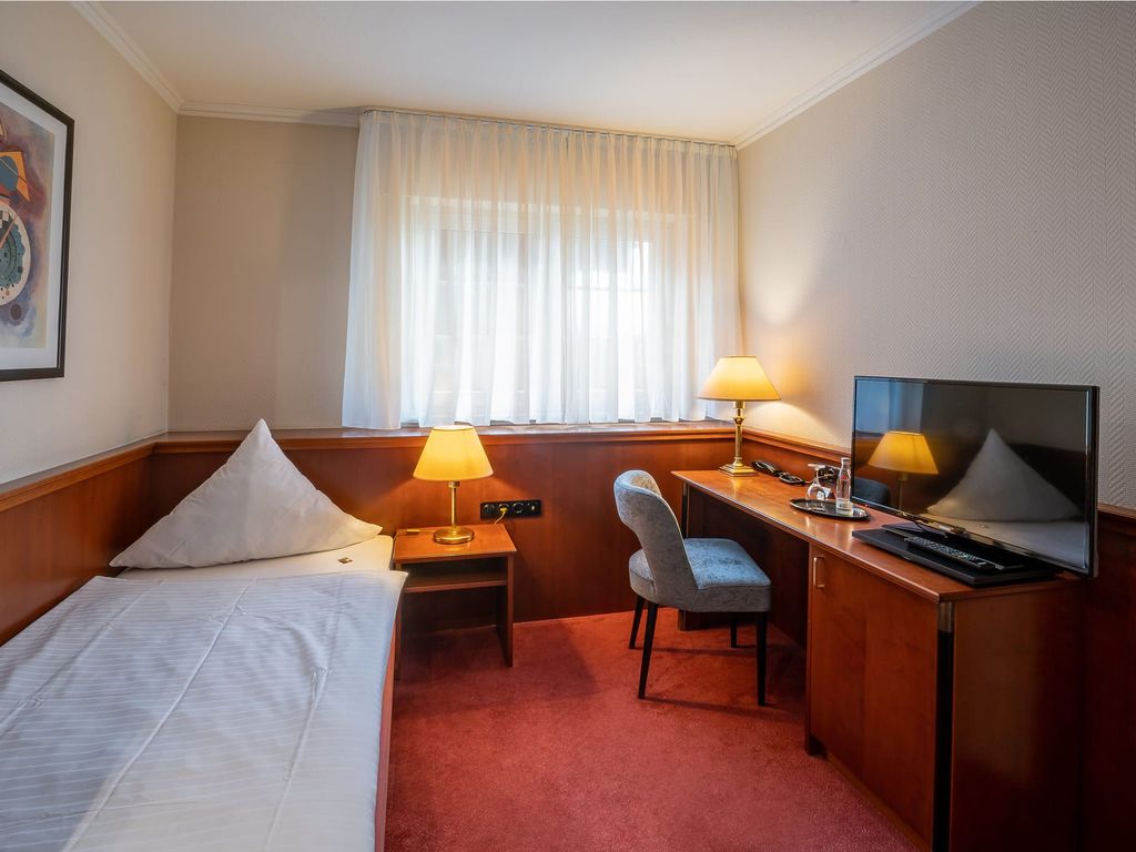 Schreibtisch und TV im Einzelzimmer Standard Hotel Meyerink Vreden