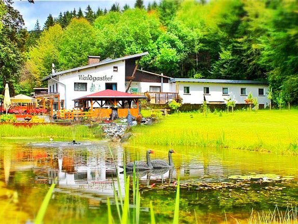 Blick aufs Hotel über den Weiher