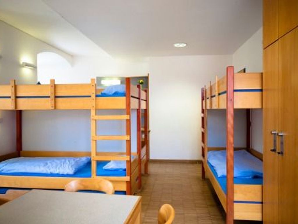 Bett in Mehrbettzimmer für Männer