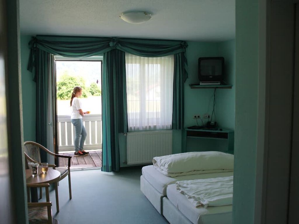 Zimmer mit Balkon .j