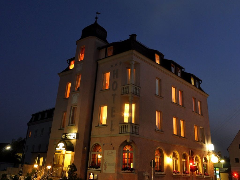Hotel bei Nacht