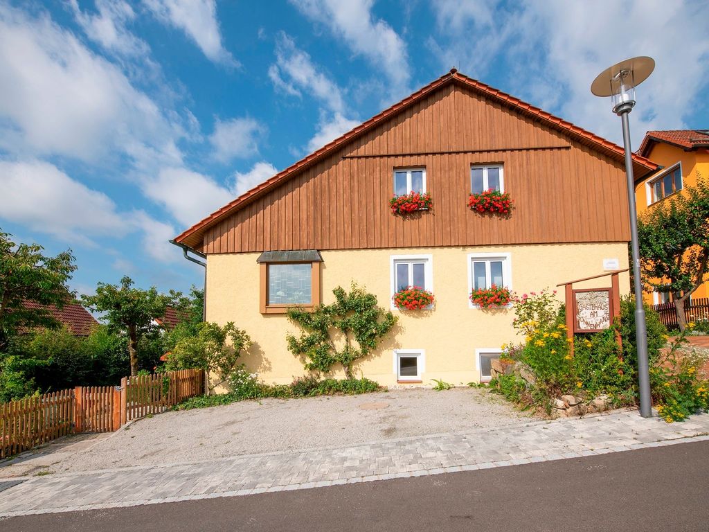Außenansicht des Hauses mit Parkplatz
