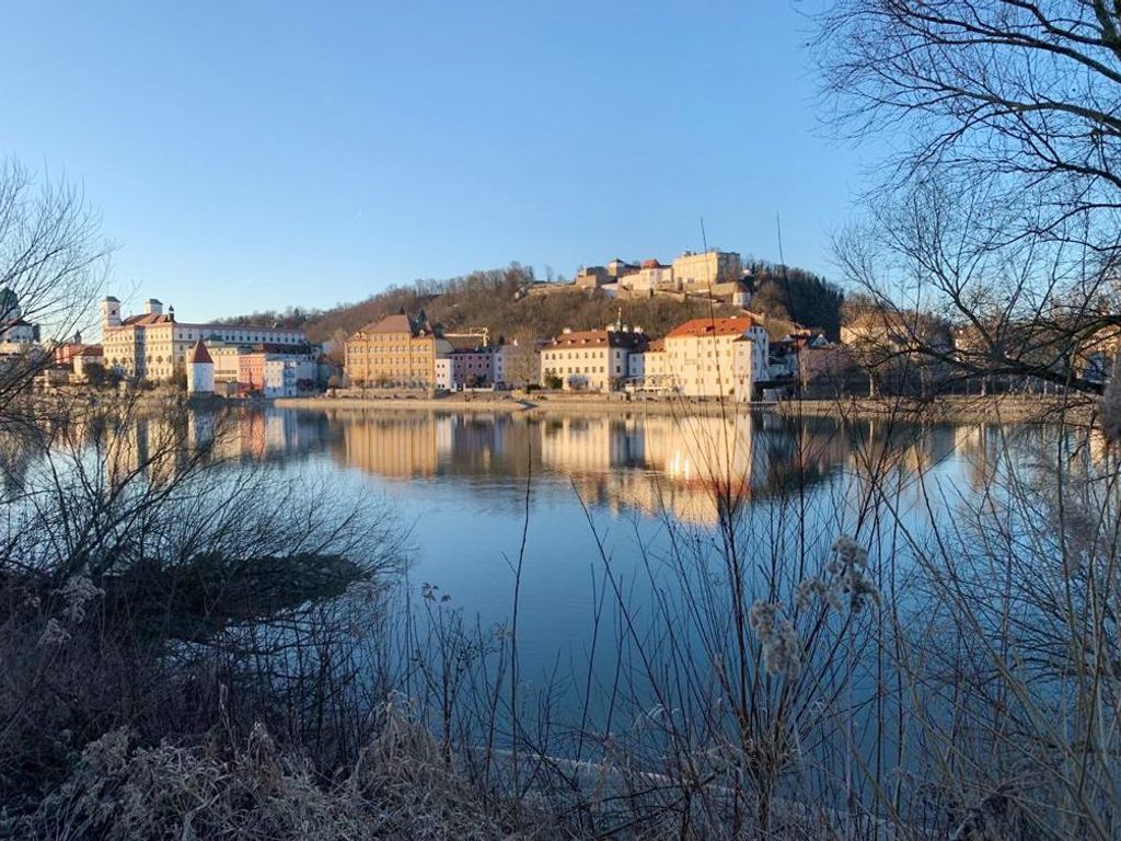 Blick auf das Schloss vom gegenüberliegenden Innufer