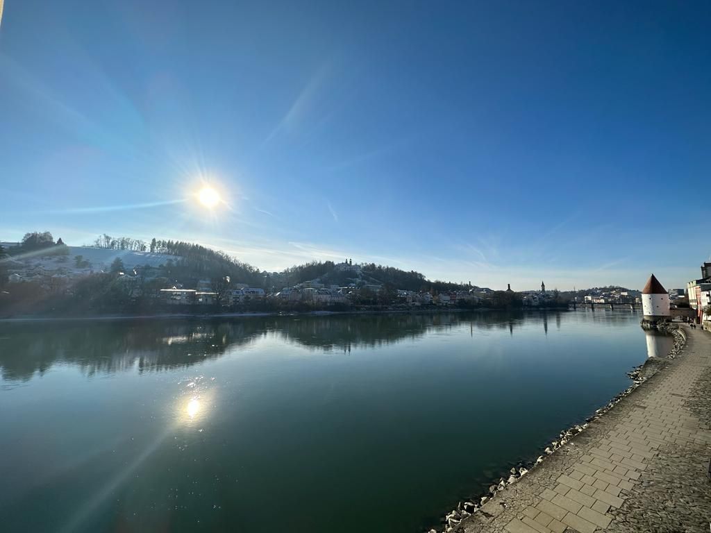 Sonnenaufgang an der Uferpromenade