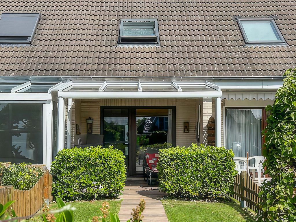 Hausansicht mit Garten