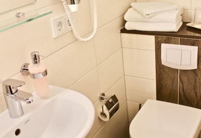 Doppelzimmer Standard mit zwei Einzelbetten und modernem Bad